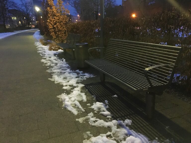 leere Parkbank