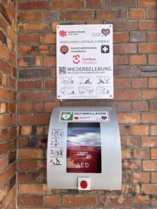 Defibrillator an der Stadthalle