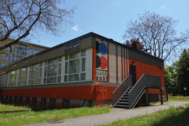 BÜHNE acht