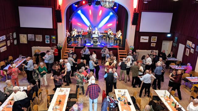Tanz-Kaffee in den goldenen Herbst