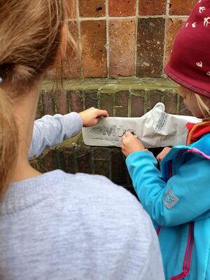 Ferienkurs "Texturen der Stadt: Entdecke, forme, drucke (8-12)"