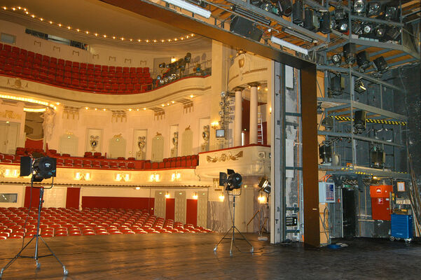 Staatstheater Cottbus: KUNST hinterm EISERNEN: Schichtungen