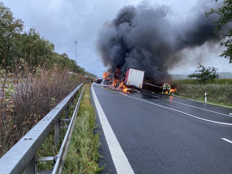 Spezialtrupp der Freiwilligen Feuerwehr bei Autobahnunfall im Einsatz