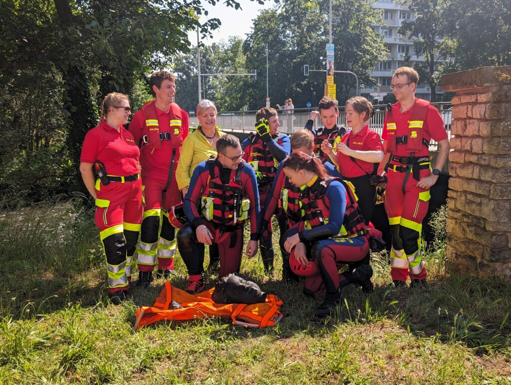 7a5fabcb7baa41d8d13957153ddb38a79ab07d6142a1b28b1b3612c15b883599.jpg#Brücke Franz-Mehring-Straße, Cottbus, #Schneckenreiter, #Strömungsrettereinheit findet fehlenden Kopf un Ellenbogen vom Schneckenreiter, #Vandalismus