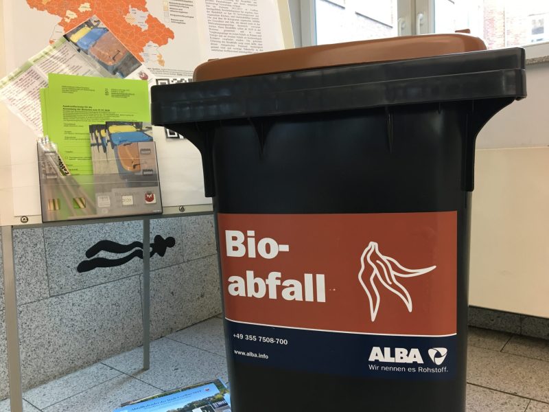 1dfe21845b1c5b52228ec840f22673b1a028de8755fcd8444691e2073476e64a.jpg#Abfall, #Abfallbehälter, #Alba, #Bioabfall, #Biotonne, #Müll, #Rathaus Biotonne2.JPG