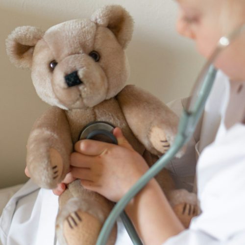 derek-finch-Gi8Q8IfpxdY-unsplash-min Ein Teddy der von einer Ärztin mit einem Stethoskop untersucht wird.